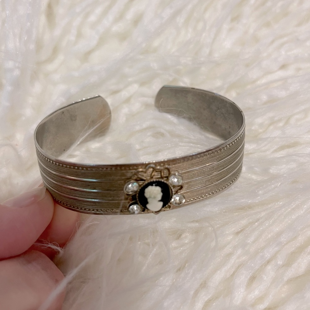 Vintage Cameo Bracelet with Jewel Embellishment